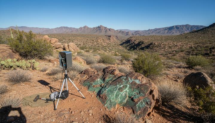 Геологоразведочное оборудование на фоне скалистого пустынного ландшафта Аризоны. Солнечный день на месте уранового проекта Lucky Boy.